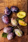Ciruelas frescas maduras - foto de stock