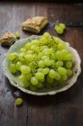 Uvas verdes en plato - foto de stock