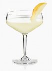Nahaufnahme von Cocktail mit Birnenscheibe garniert — Stockfoto
