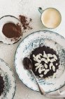 Шоколадный пудинг с миндалем — стоковое фото