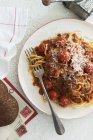 Espaguetis all 'amatriciana con tomates - foto de stock