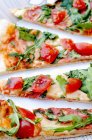 Pizza mit Rucola und Tomaten — Stockfoto