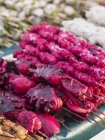 Крупним планом вид на шматочки червоного восьминога та інші морепродукти на шампурах — стокове фото