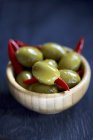 Оливки, фаршировані перцем чилі — стокове фото