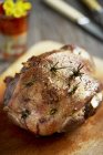 Carne de cordeiro assada com alecrim — Fotografia de Stock