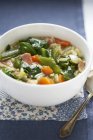 Soupe de légumes aux pâtes orzo et bacon — Photo de stock