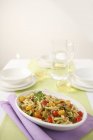 Macarrão macarrão com tomates coloridos — Fotografia de Stock