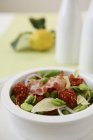 Insalata di fave - бобовий салат із сушеними помідорами та беконом у білій мисці — стокове фото