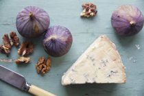 Стилтон с грецкими орехами и инжиром — стоковое фото