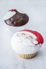 Dois cupcakes decorados para o Natal — Fotografia de Stock