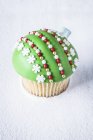 Cupcake boule de Noël — Photo de stock