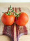 Tomates de vid maduros - foto de stock