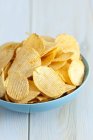 Картофельные чипсы с паприкой — стоковое фото