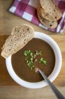 Sopa de goulash com pão — Fotografia de Stock