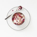 Vista dall'alto di zucchero profumato rosa su un piatto con un cucchiaio — Foto stock