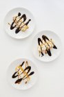 Vue du haut des barres Twinkie avec sauces crème, chocolat et caramel — Photo de stock