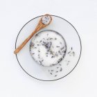 Vista dall'alto di una pentola di zucchero di lavanda su un piattino con un cucchiaio — Foto stock