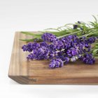 Vue rapprochée de fleurs de lavande fraîches sur une planche en bois — Photo de stock