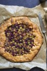 Closeup top view of gooseberry and blackcurrant galette — Stock Photo
