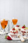 Erdbeer-Tiramisu und Orangencocktails — Stockfoto