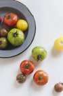 Спелые разноцветные помидоры — стоковое фото