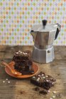 Servir des brownies avec des fleurs de sucre — Photo de stock