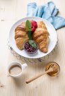 Croissant con marmellata di lamponi — Foto stock