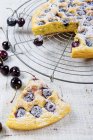 Torta di ciliegie con zucchero a velo — Foto stock