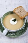 Кремовий суп з кабачків зі скибочкою хліба — стокове фото