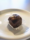 Пирожное размером с укус с темной шоколадной глазурью — стоковое фото