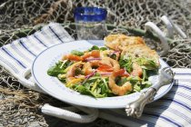 Closeup view of mixed leaf salad with prawns — Stock Photo