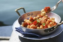 Capesante Аль pomodoro гребінці з помідорами на металеву пластину — стокове фото