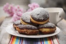 Тарілка з пончиками з глазурованим цукром — стокове фото