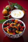 Vista ravvicinata di macedonia di frutta con pesche, lamponi e mirtilli — Foto stock