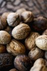 Четыре грецких ореха в скорлупе — стоковое фото