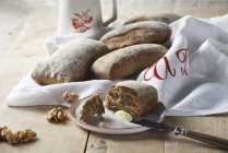 Rolos de pão de malte com nozes — Fotografia de Stock