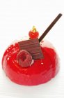 Vista close-up de torta de framboesa com um quadrado de chocolate — Fotografia de Stock
