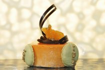 Pastel con macarrón de pistacho y espiral - foto de stock