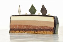 Pastel de chocolate de tres capas - foto de stock