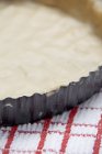 Vue rapprochée de la pâte crue à croûte courte dans un moule à pâtisserie — Photo de stock