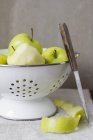 Frische Äpfel im Sieb — Stockfoto