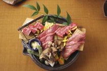Rohes Wagyu-Rindfleisch auf Bambusmatte — Stockfoto