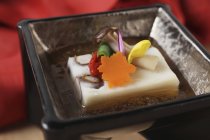 Vue rapprochée de l'apéritif japonais Tofu Kaiseki — Photo de stock