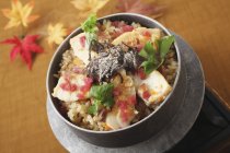 Plato de arroz Kamameshi - foto de stock
