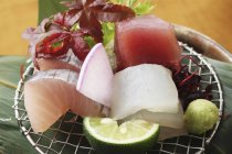 Sashimi con wasabi y lima - foto de stock