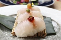 Nigiri sushi com peixe — Fotografia de Stock