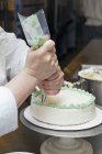 Chef gelando um bolo — Fotografia de Stock