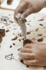 Vue rapprochée du pâtissier décorant un Petit quatre avec du chocolat — Photo de stock