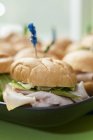 Сэндвичи с индейкой на подносе — стоковое фото