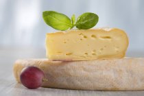 Pedaço de queijo Reblochon — Fotografia de Stock